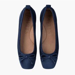Women’s Eric Javits navy blue suede Parris flats size 10